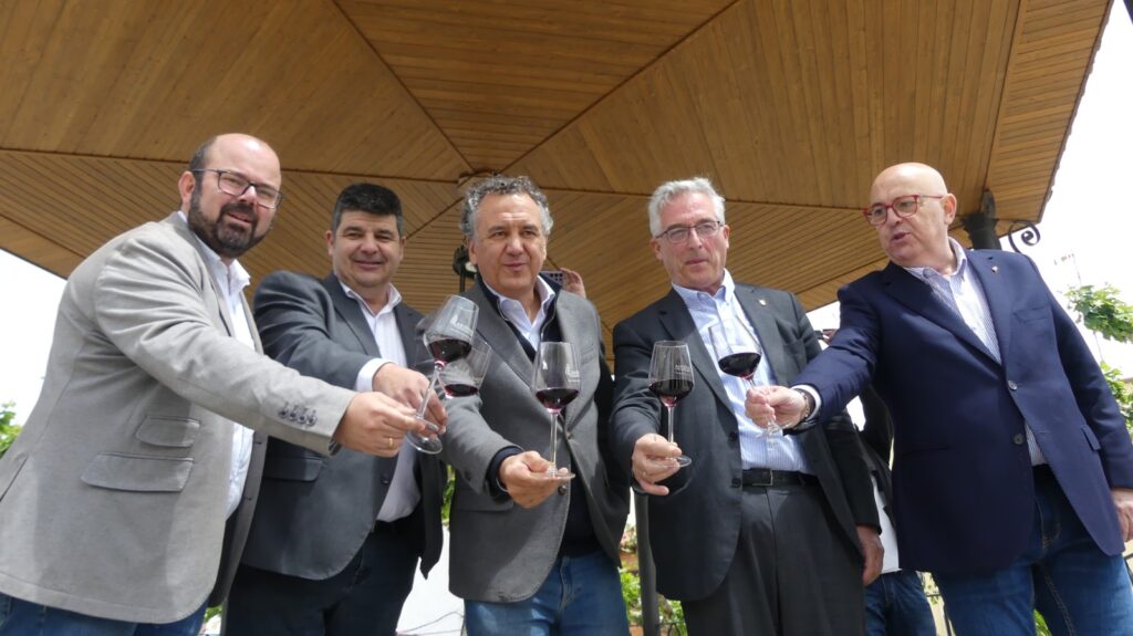 Brindis de Sergio Ortiz Antonio Ubide Roberto Brasero Joaquin Olona y Jose Luis Campos