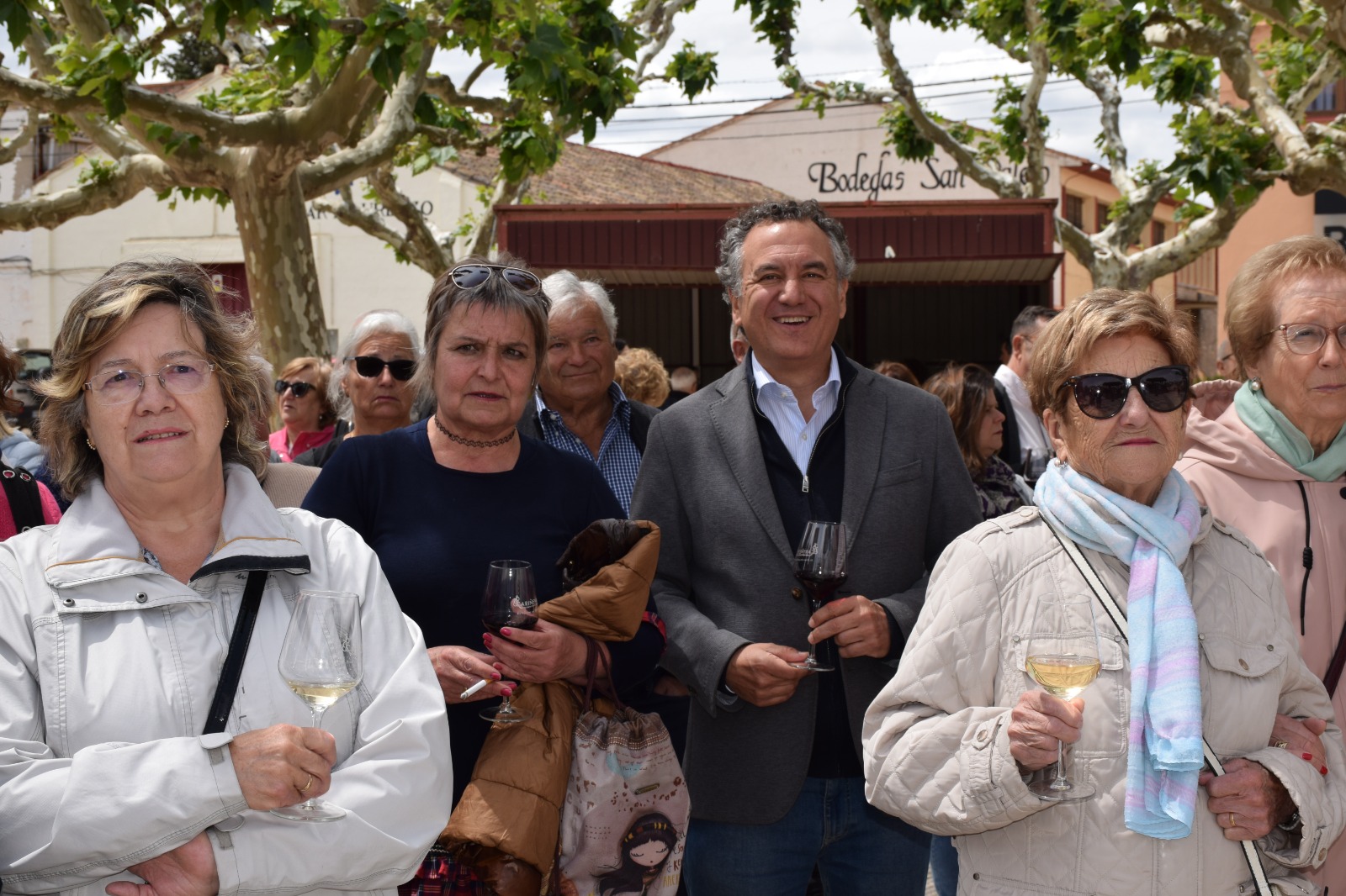 Roberto Brasero con el publico participante en el Dia Vino DO en Carinena 1