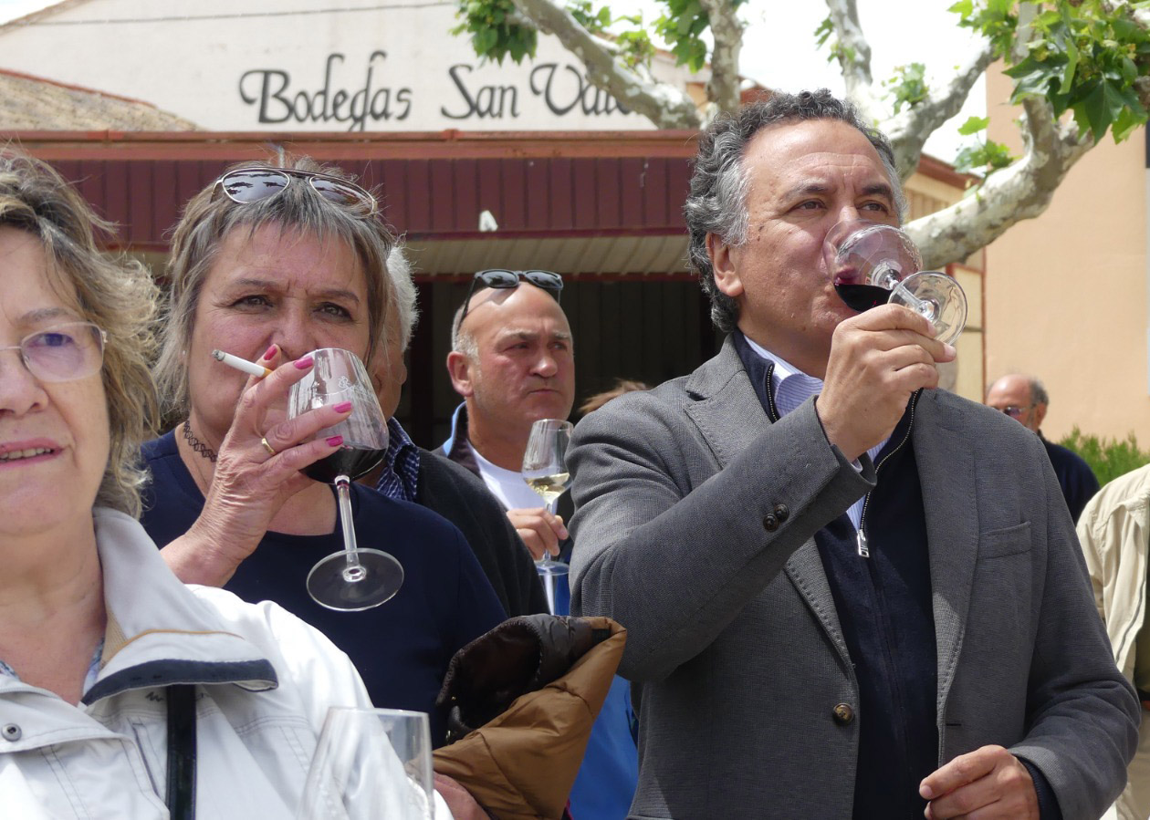 Roberto Brasero con el publico participante en el Dia Vino DO en Carinena 2
