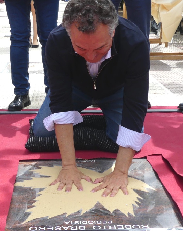 Roberto Brasero impone sus manos en el Paseo de las Estrellas de Carinena 1