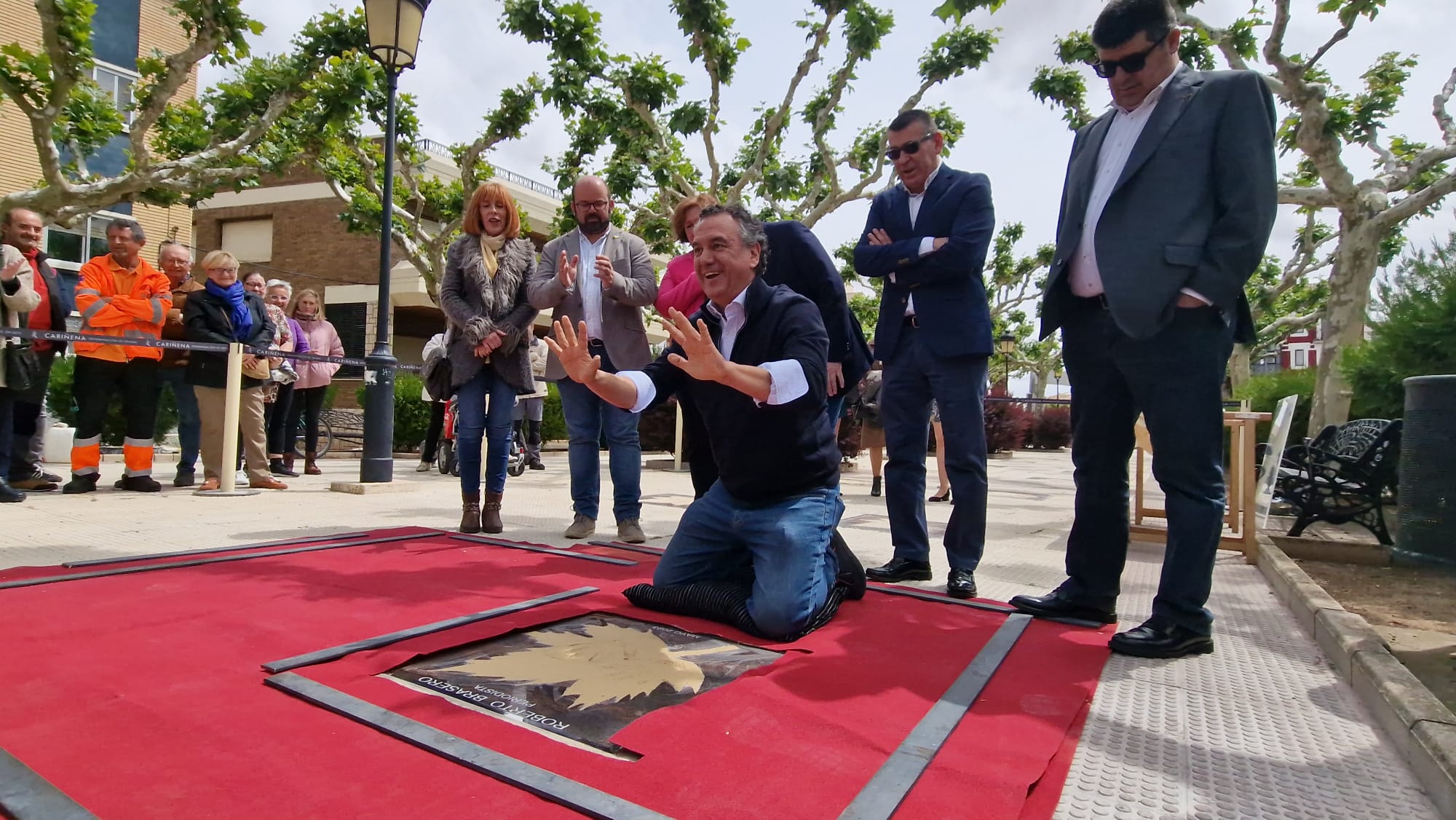 Roberto Brasero impone sus manos en el Paseo de las Estrellas de Carinena 2