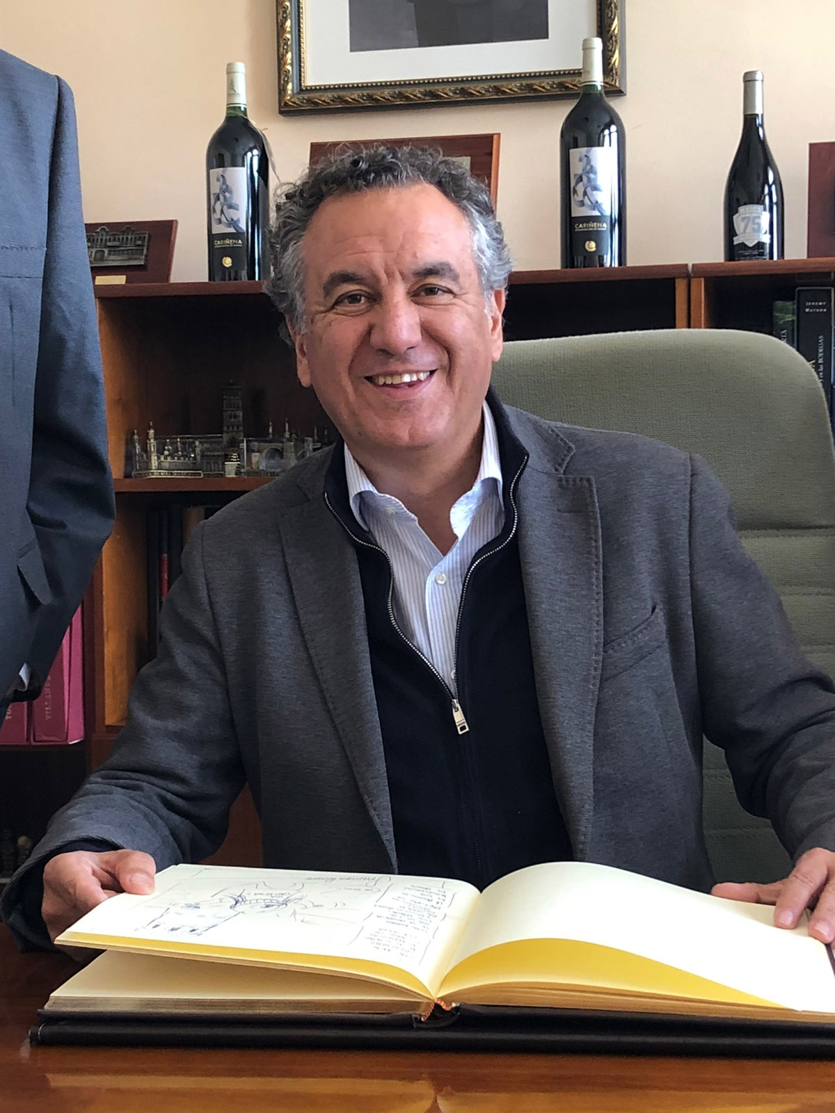 Roberto Brasero tras firmar en el Libro de Oro de la DO Carinena