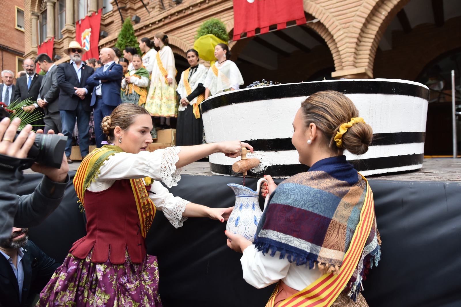 Extraccion del primer mosto en la Fiesta de la Vendimia del pasado ano