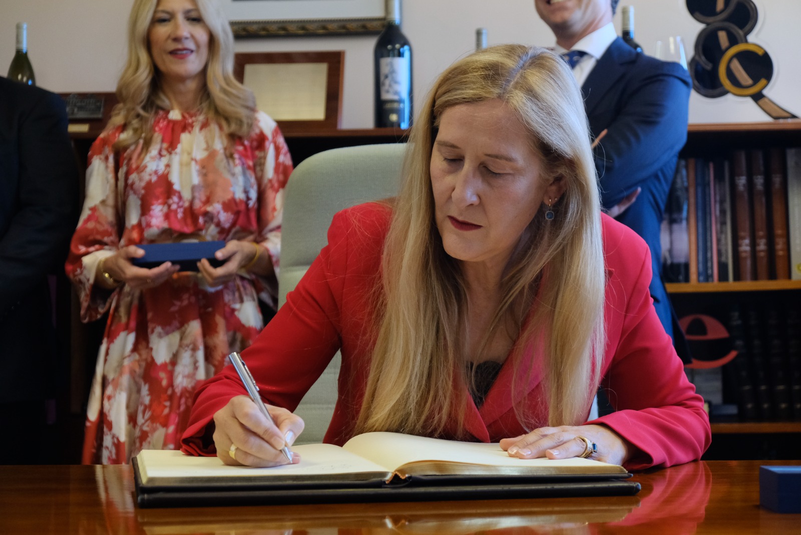 Luz Gabas firma en el Libro de Oro