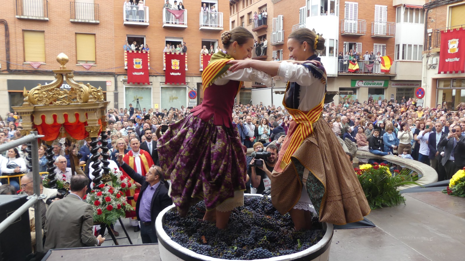 Pisado de la uva en la Fiesta de la Vendimia del pasado ano 1