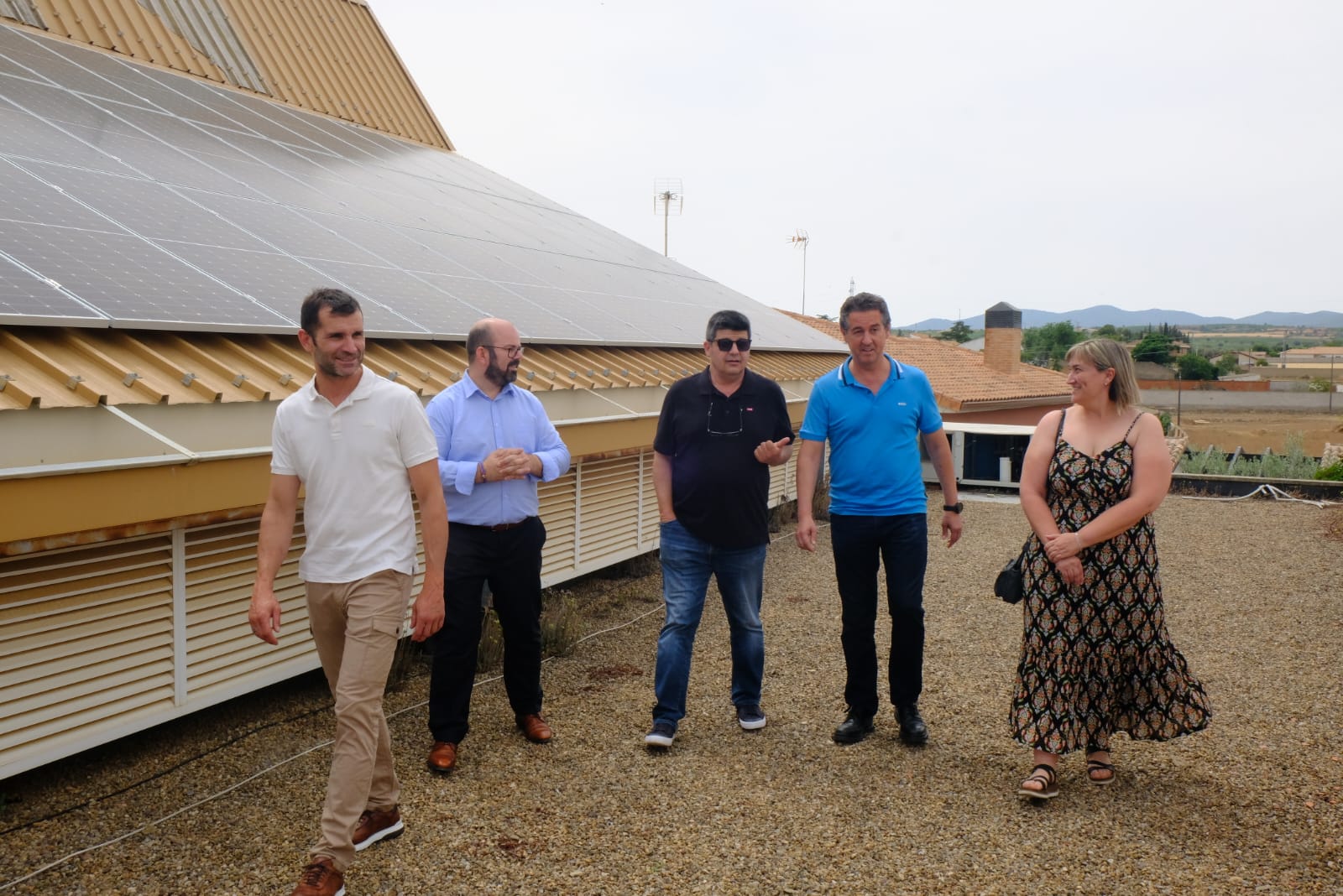 Responsables de Iberdrola DO Carinena y Ayuntamiento de la localidad junto a parte de la instalacion fotovoltaica 2