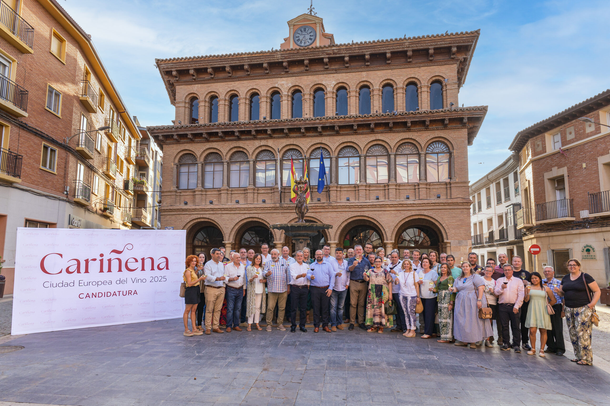 01 Foto de familia de Ayuntamiento Carinena DO Carinena Ruta enoturistica y otras entidades con el presidente de la DPZ 1 scaled