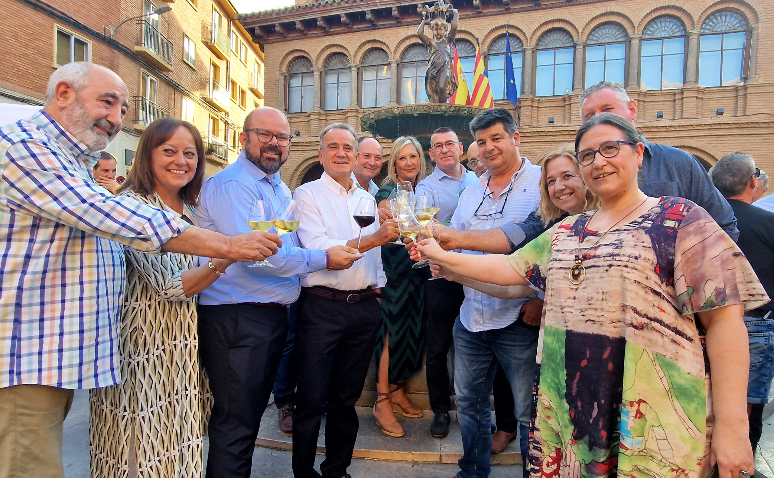 04 El presidente de la Diputacion de Zaragoza brinda con los responsables de Ayuntamiento DO Carinena Ruta y Comarca scaled