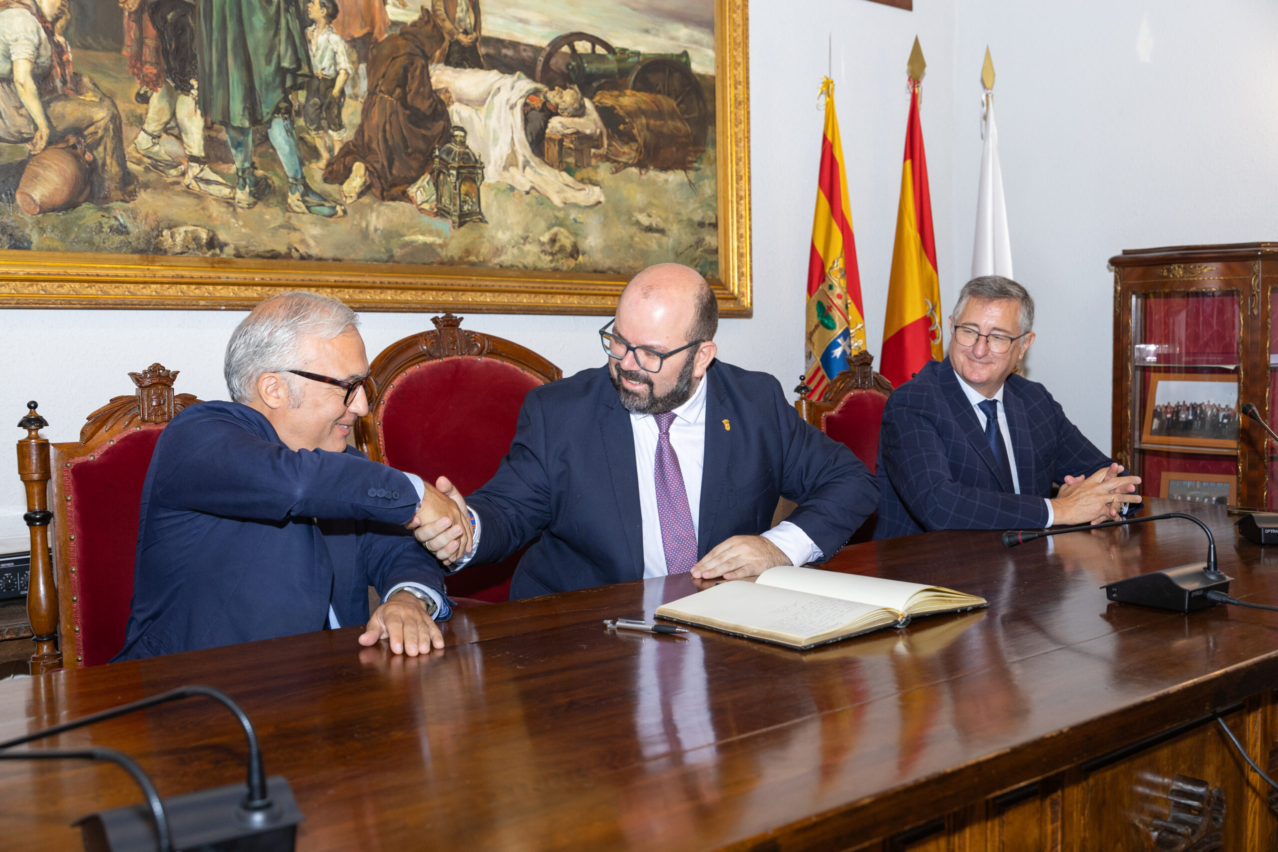 07 El consejero de Agricultura del Gobierno de Aragon Javier Rincon izquierda y el consejero de Turismo Manuel Blasco derecha con el alcalde Sergio Ortiz scaled