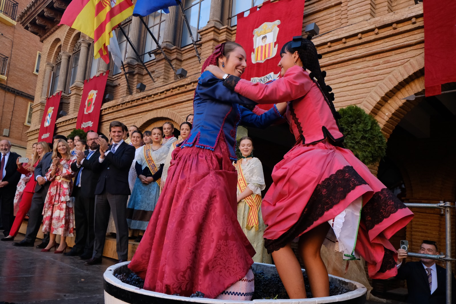 Pisado de las uvas en la Fiesta de la Vendimia de Carinena del pasado ano