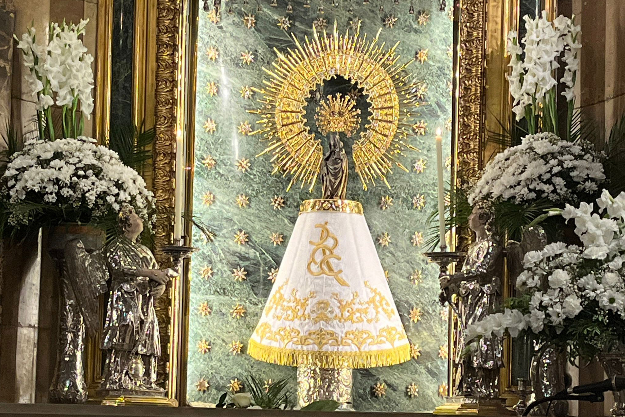 La Virgen del Pilar luce un año más el manto donado por la Denominación de Origen Cariñena