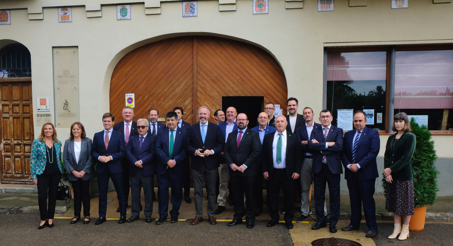 foto familia autoridades y miembros Consejo Regulador DO Carinena