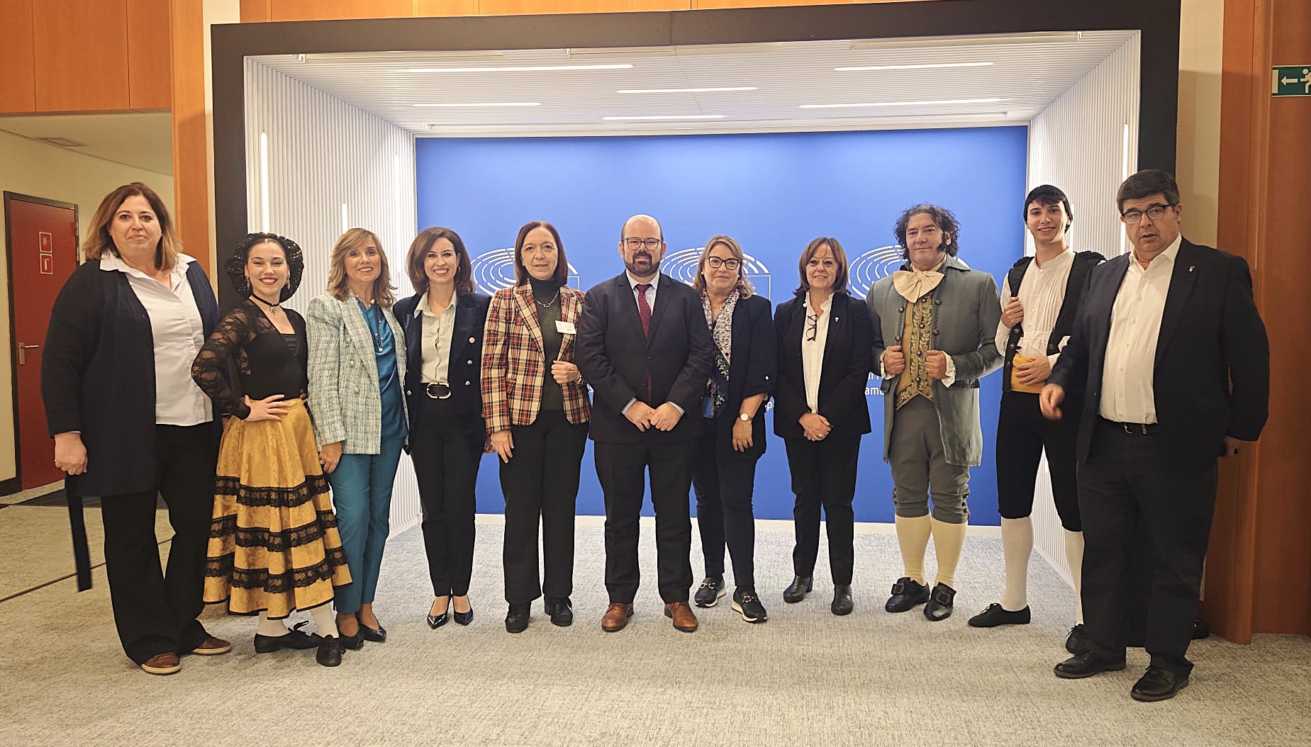 Foto de familia de la delegacion institucional de la candidatura de Carinena en Bruselas con Goya 2