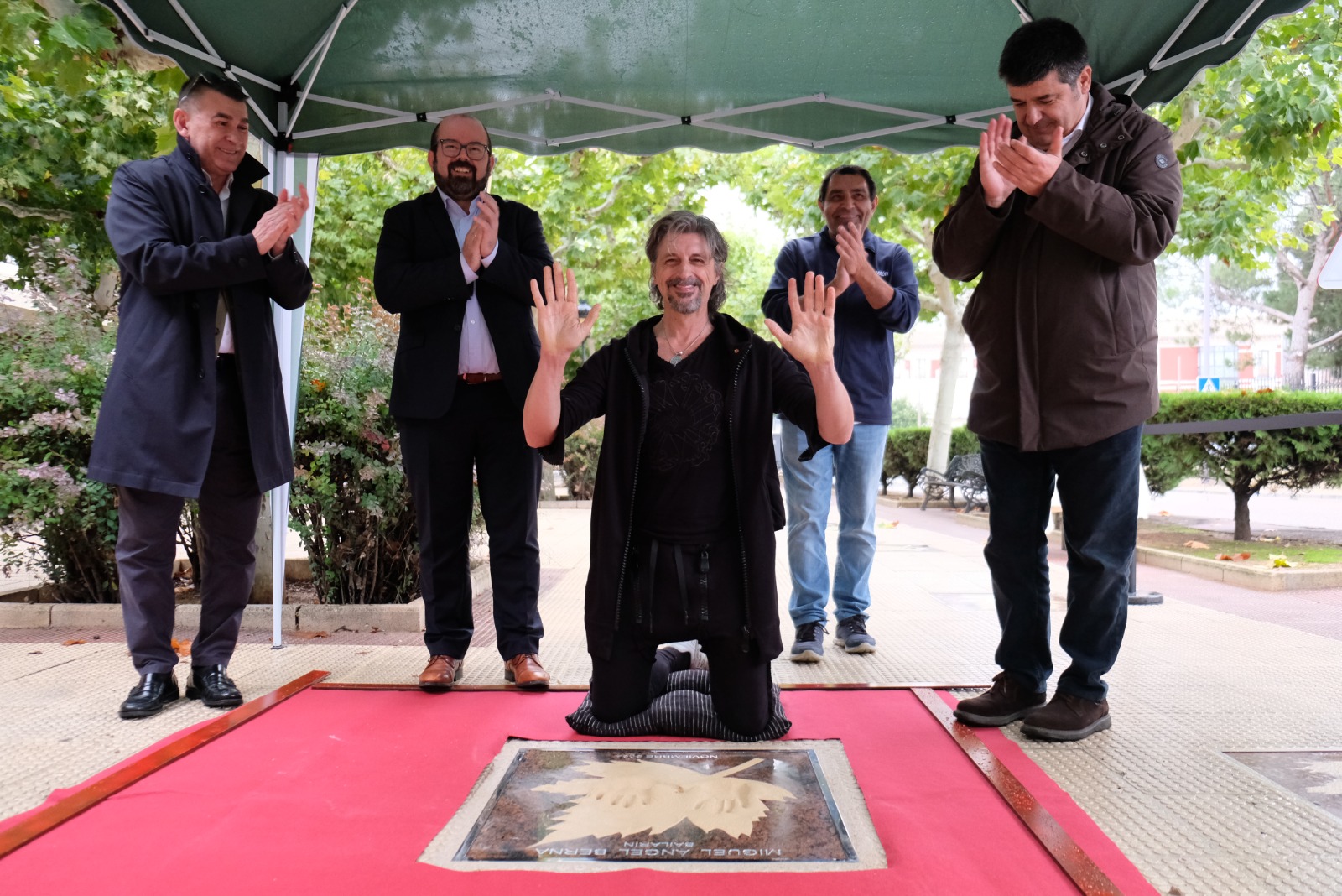 Imposicion de manos de Miguel Angel Berna en el Paseo de las Estrellas de Carinena