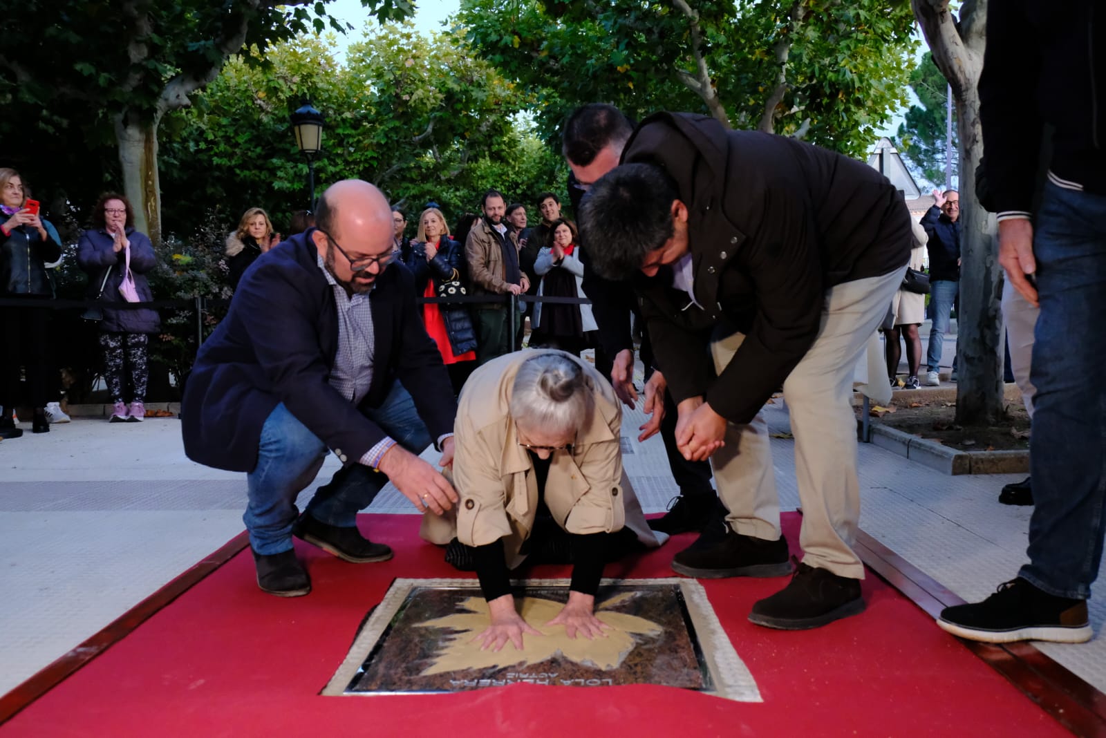 Lola Herrera imponiendo sus manos en el Paseo de las Estrellas de Carinena