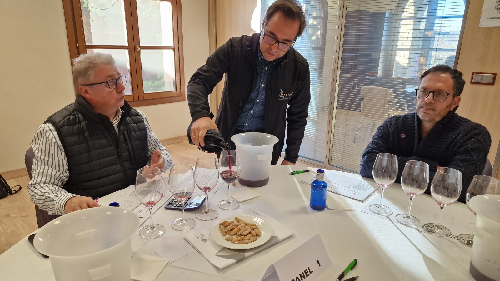 Los dos paneles de cata del I Concurso Mundial de Carinenas valoro este jueves los 67 vinos presentados 5