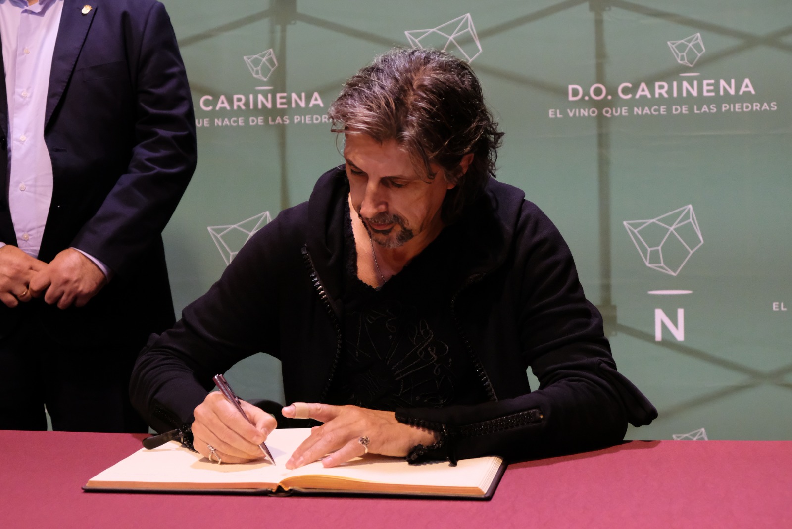 Miguel Angel Berna firma en el Libro de Oro de la DO Carinena