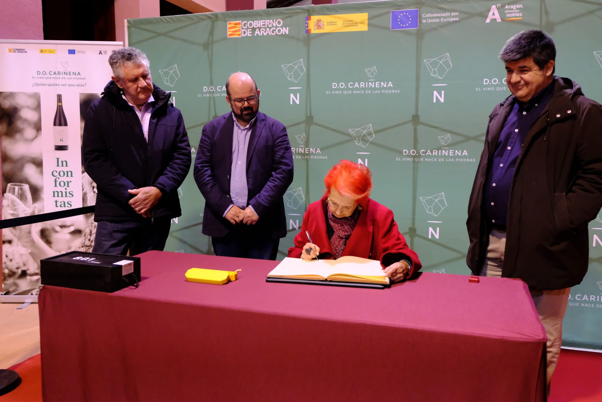 Rosa Maria Calaf firma en el Libro de Oro de la D.O. Carinena 1