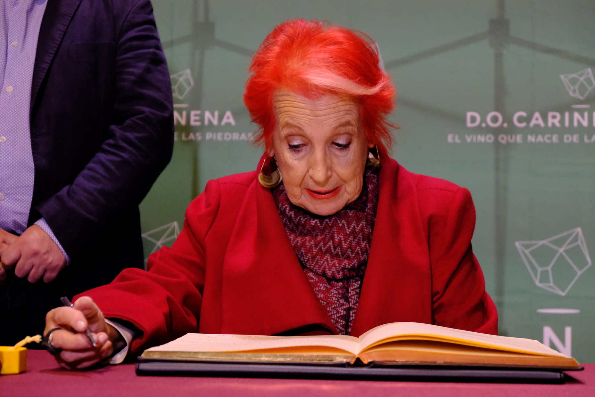Rosa Maria Calaf firma en el Libro de Oro de la D.O. Carinena 2