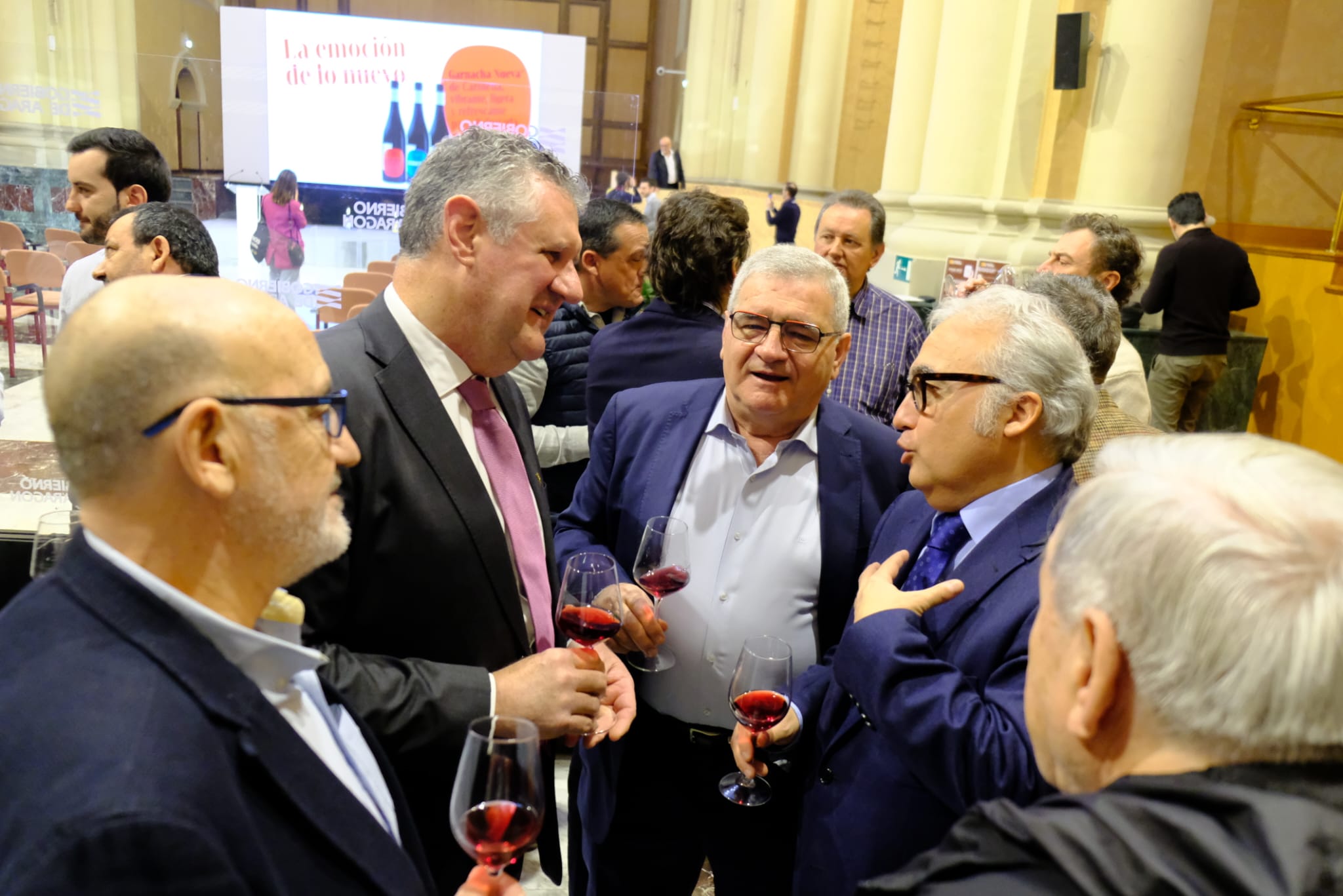 Antonio Serrano presidente de Bodegas San Valero conversa con el consejero de la DGA Enrique Rincon