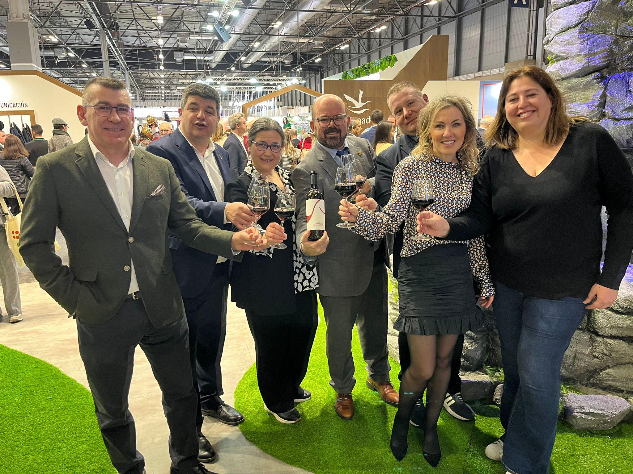 Brindis en Fitur de los responsables de la DO Carinena Ayuntamiento y Ruta enoturistica