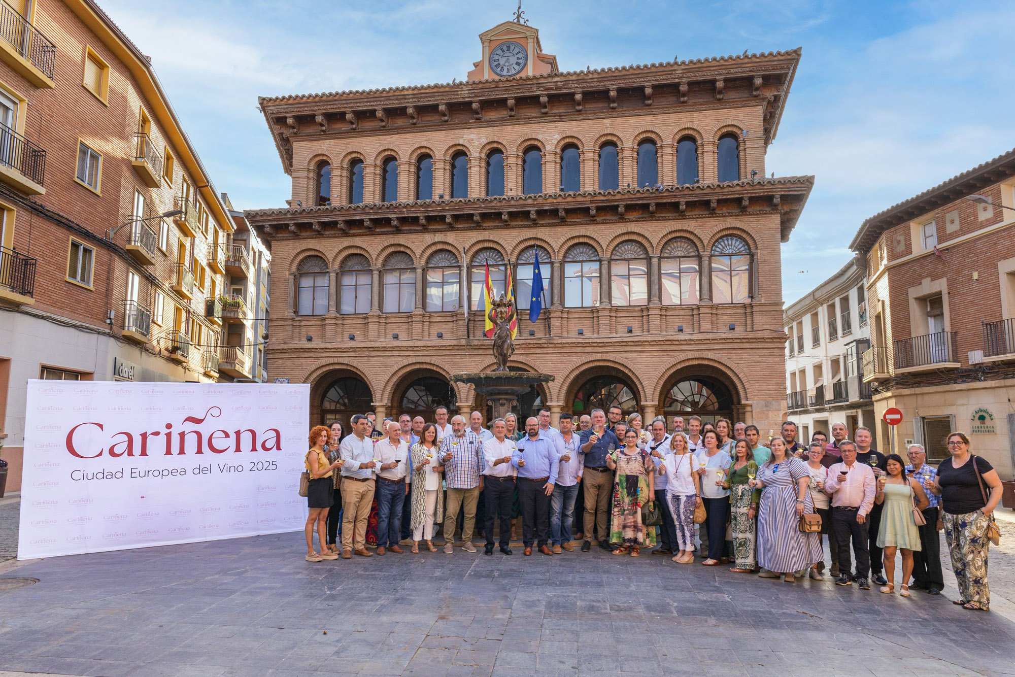 Foto de familia de Carinena Ciudad Europea del Vino ante el Ayuntamiento