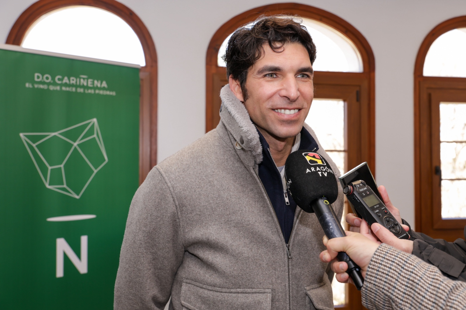 Firma de Cayetano en el Libro de Oro de la DO Carinena 1