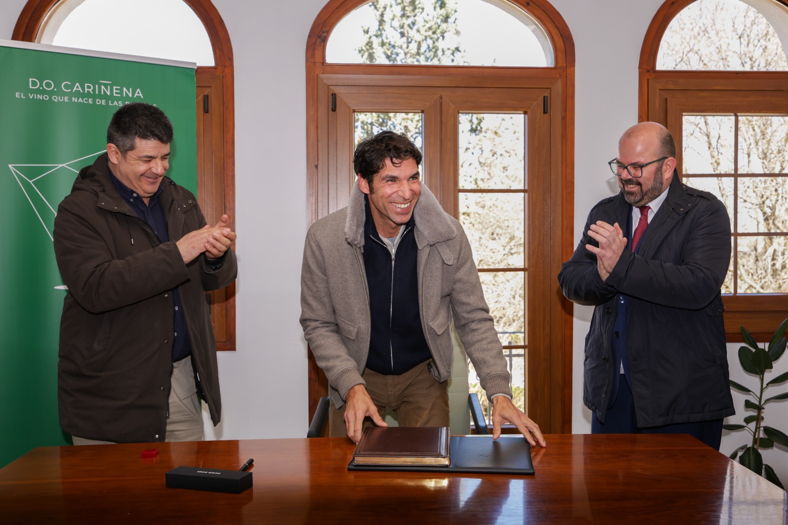 Firma de Cayetano en el Libro de Oro de la DO Carinena 2