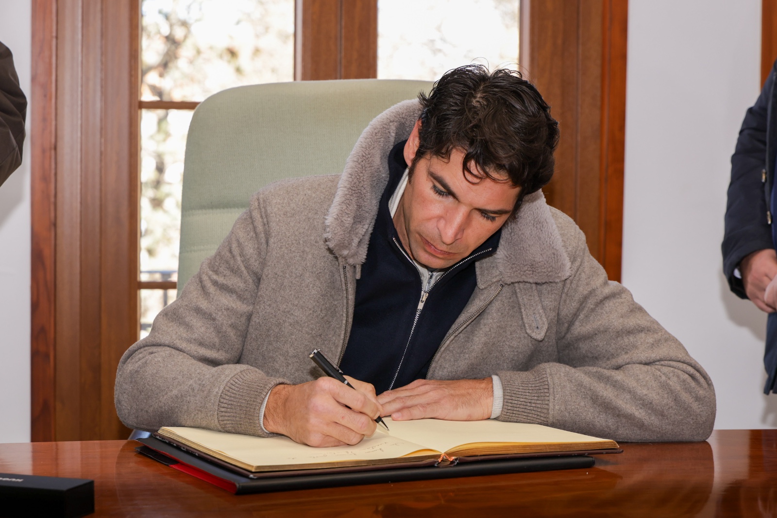 Firma de Cayetano en el Libro de Oro de la DO Carinena 3