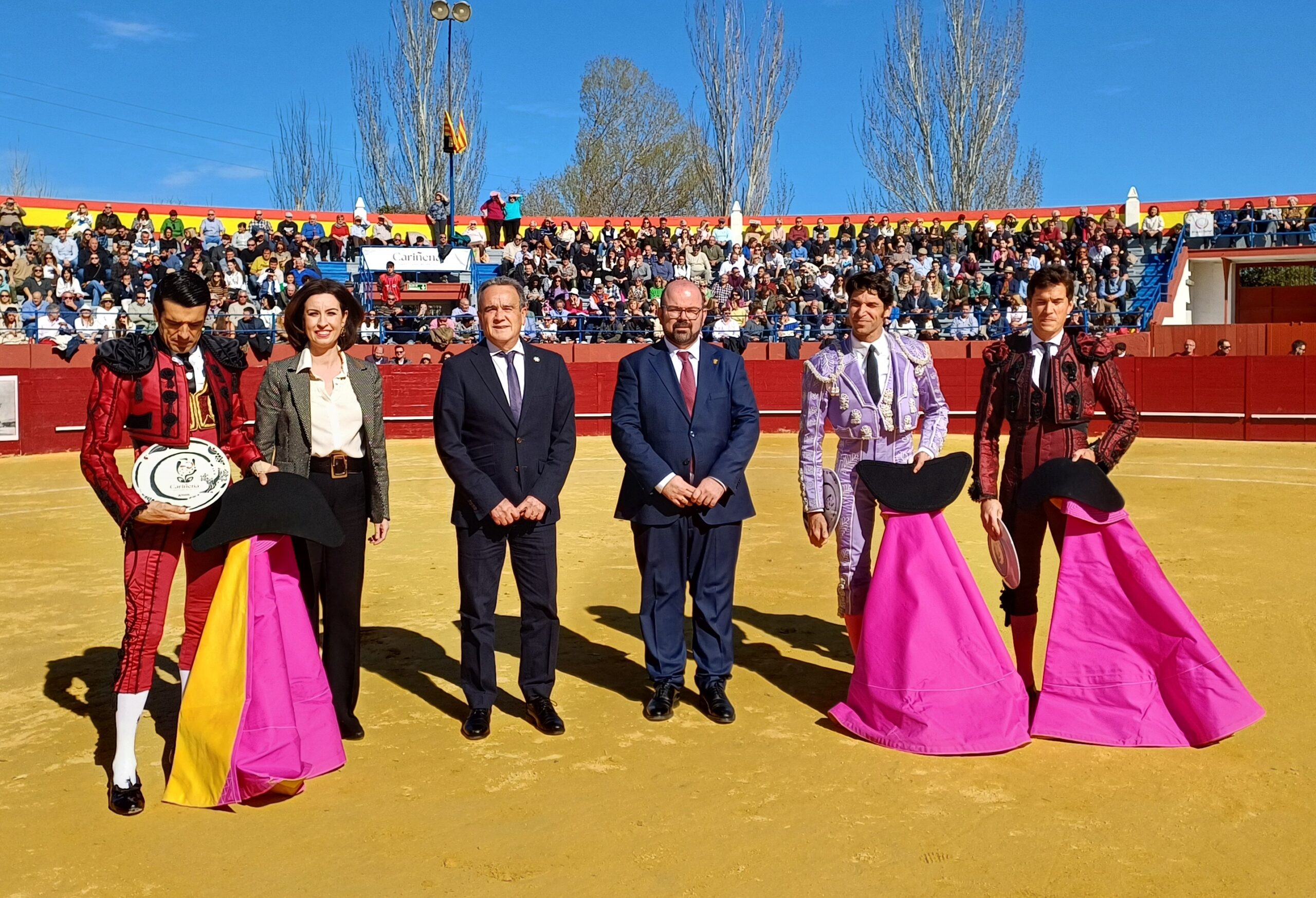 Sanchez Quero Ladrero y Ortiz entregan sendos platos Muel a tres toreros scaled