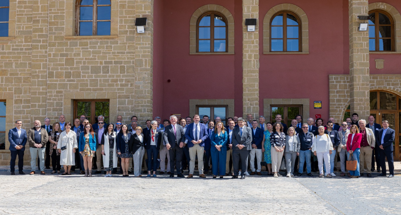 Foto de familia de los representantes de la CECRV tras la asamblea celebrada en la D.O. Carinena
