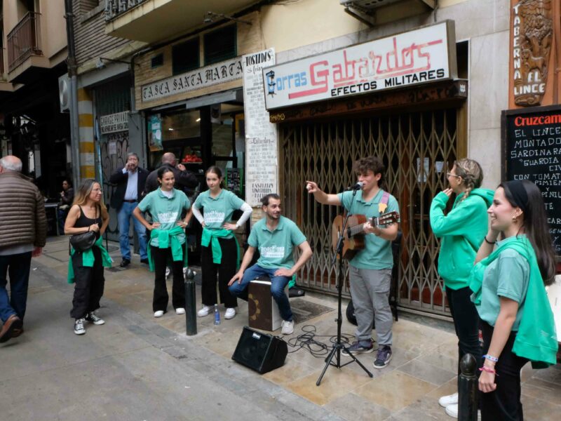 Aperitivea con DO CARINENA Casco Viejo concierto calle. FOTO JOHANNA AZNAR MAASZOOM