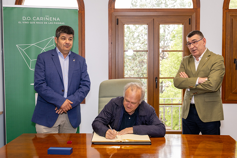 Miguel Pardeza firmando el Libro de Oro de la D.O. Carinena FOTO ROSS LECCA MAASZOOM