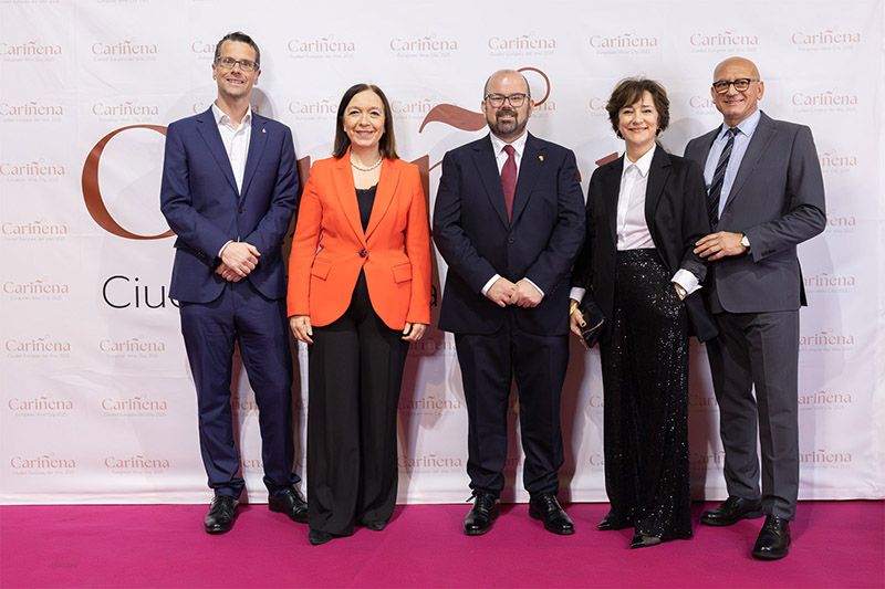 Rosa Melchor presidenta de ACEVIN y Sergio Ortiz alcalde de Carinena antes de la gala inaugural de Ciudad Europea del Vino 2025