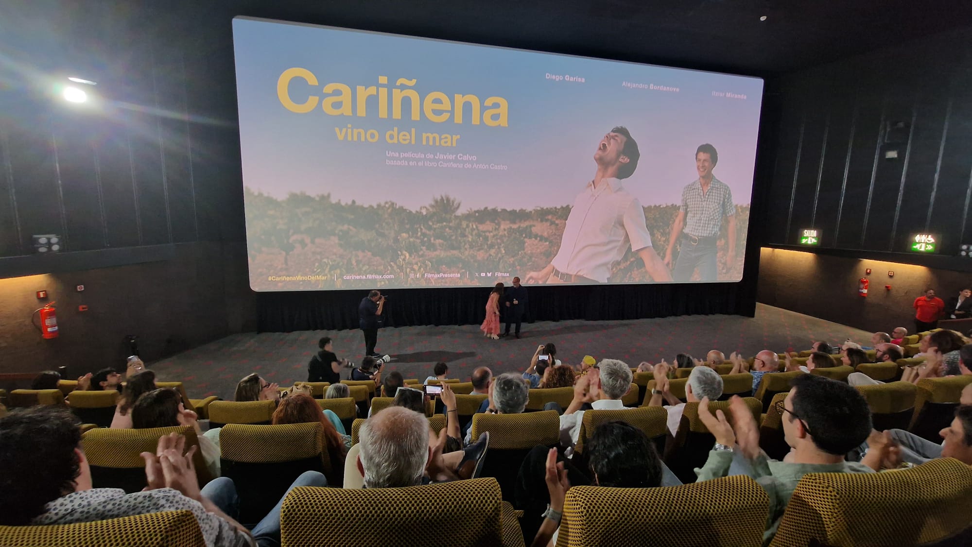 El publico ovaciono el martes la primera proyeccion de Carinena vino del mar