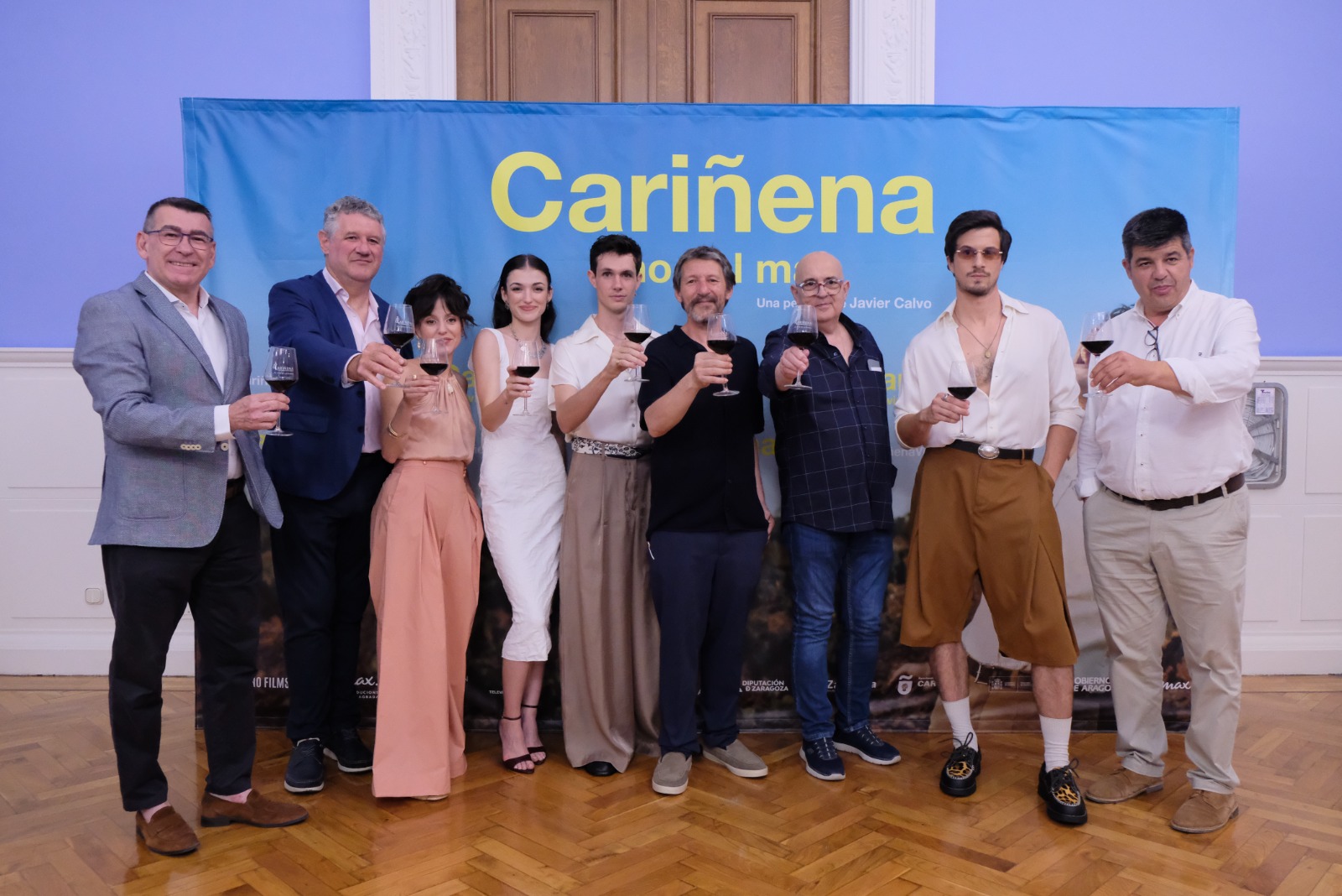 Responsables de DO Carinena con el director y actores y actrices protagonistas de la pelicula