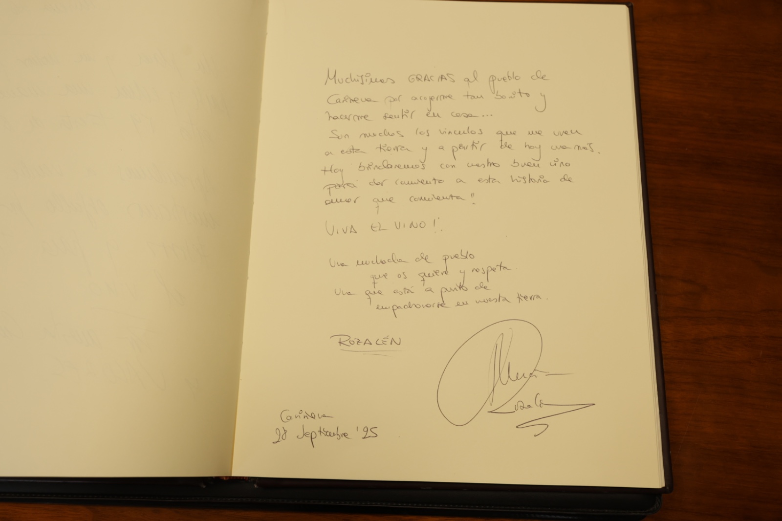 Firma de Rozalen en Libro Oro DO Carinena FOTO Ross Lecca MAASZOOM