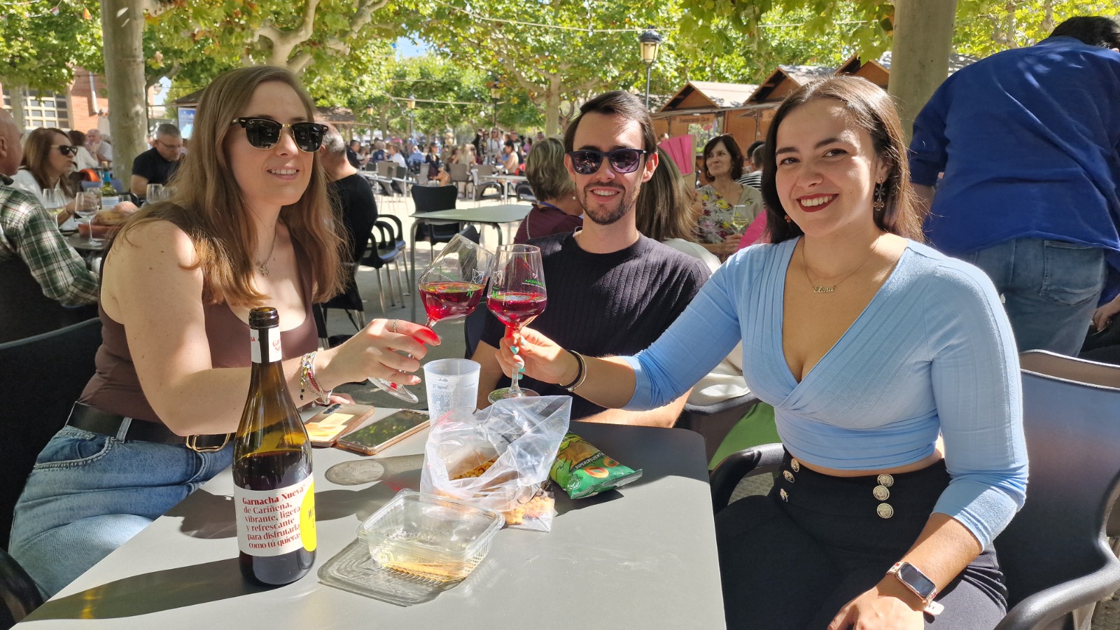 Jovenes bebiendo Garnacha Nueva Carinena en Feria Vino FOTO Ross Lecca MAASZOOM