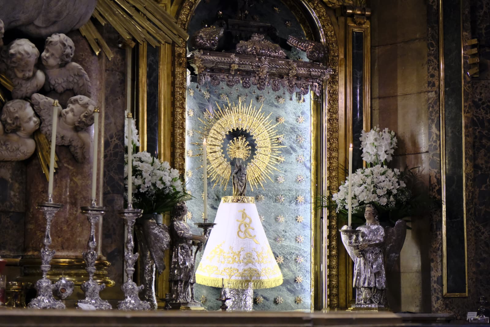 La columna de la Virgen del Pilar viste el manto donado por la Denominación de Origen Cariñena