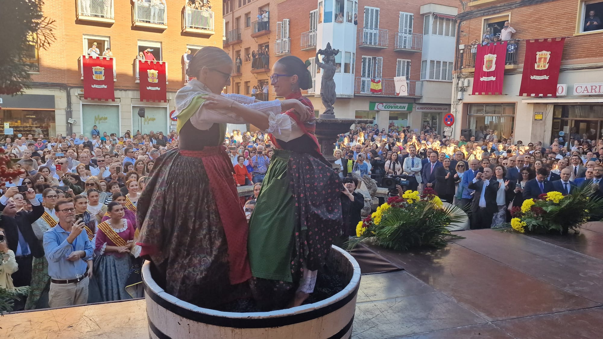 Pisado de las uvas en la 59 Fiesta de la Vendimia de Carinena. FOTO Ross Lecca Agencia Maaszoom