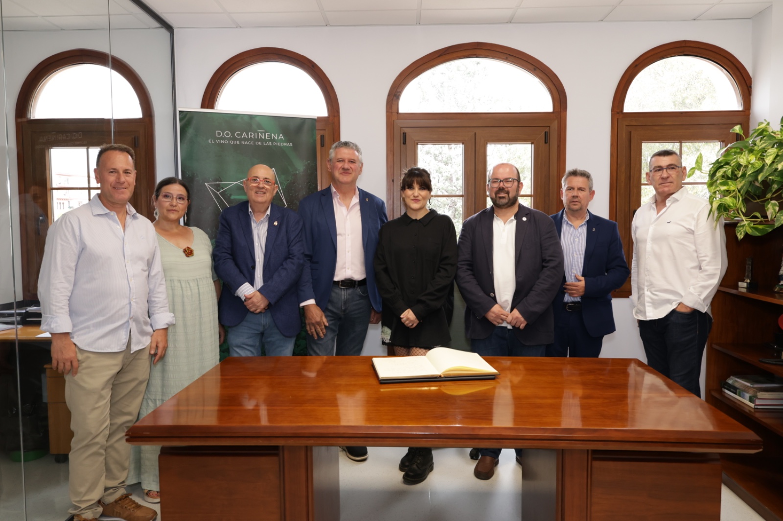 Rozalen tras firma en Libro Oro DO Carinena FOTO Ross Lecca MAASZOOM