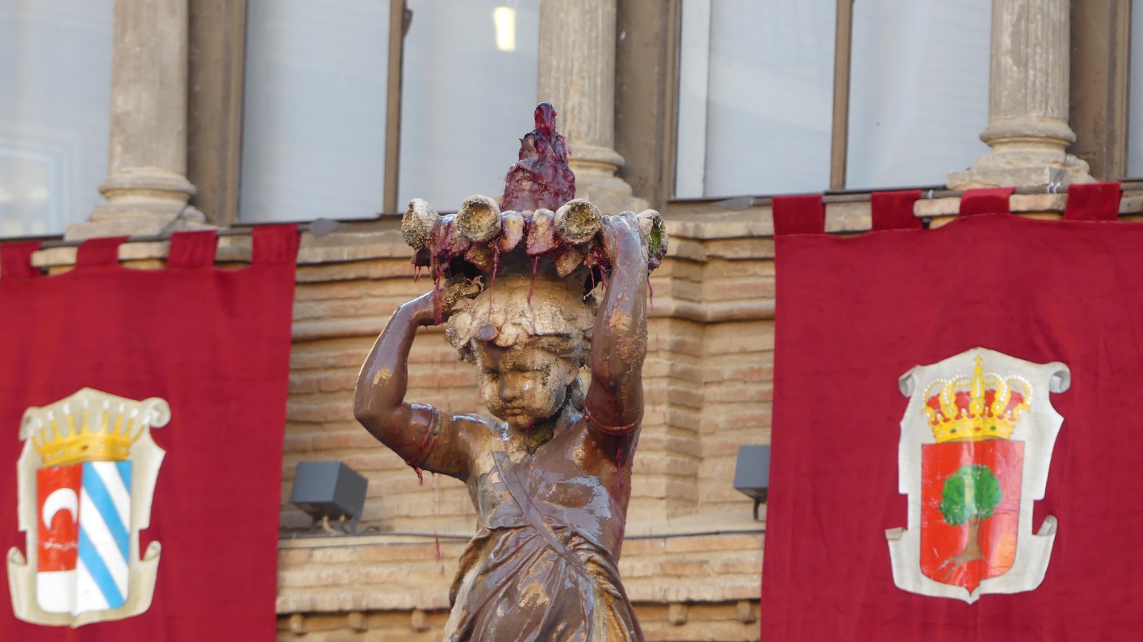 Vino manando de la Fuente de la Mora de Carinena