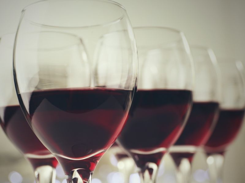 Coloración del vino tinto: ¿qué influye en su evolución y qué tonos existen?