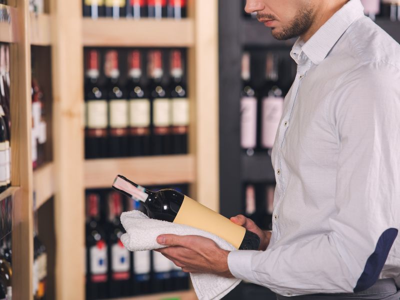 Etiqueta principal de una botella de vino y otros elementos donde podemos encontrar información acerca del producto